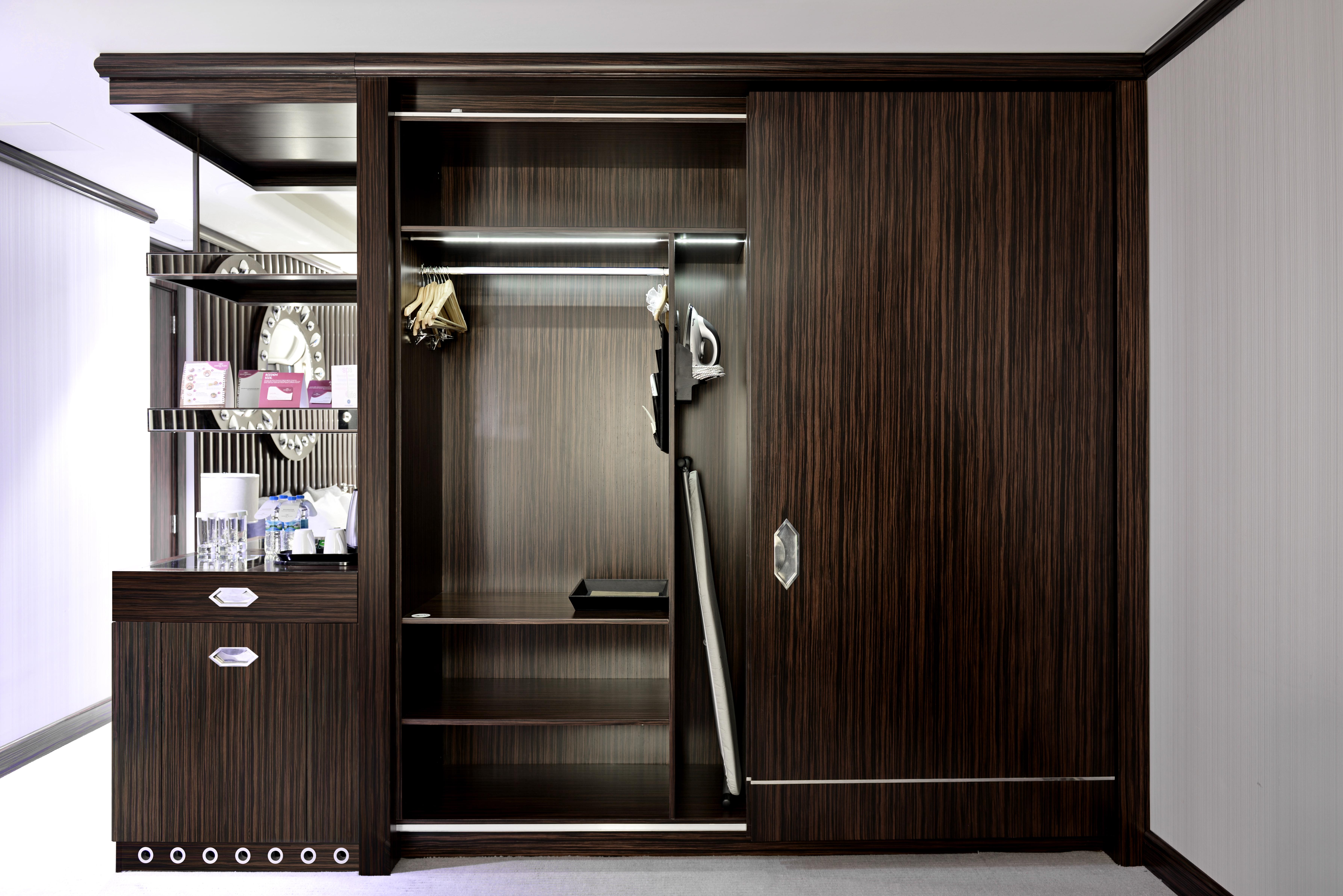 크라운 플라자 부르사 컨벤션 센터 앤드 테르말 스파 호텔 부루사 외부 사진 Sliding wardrobe doors