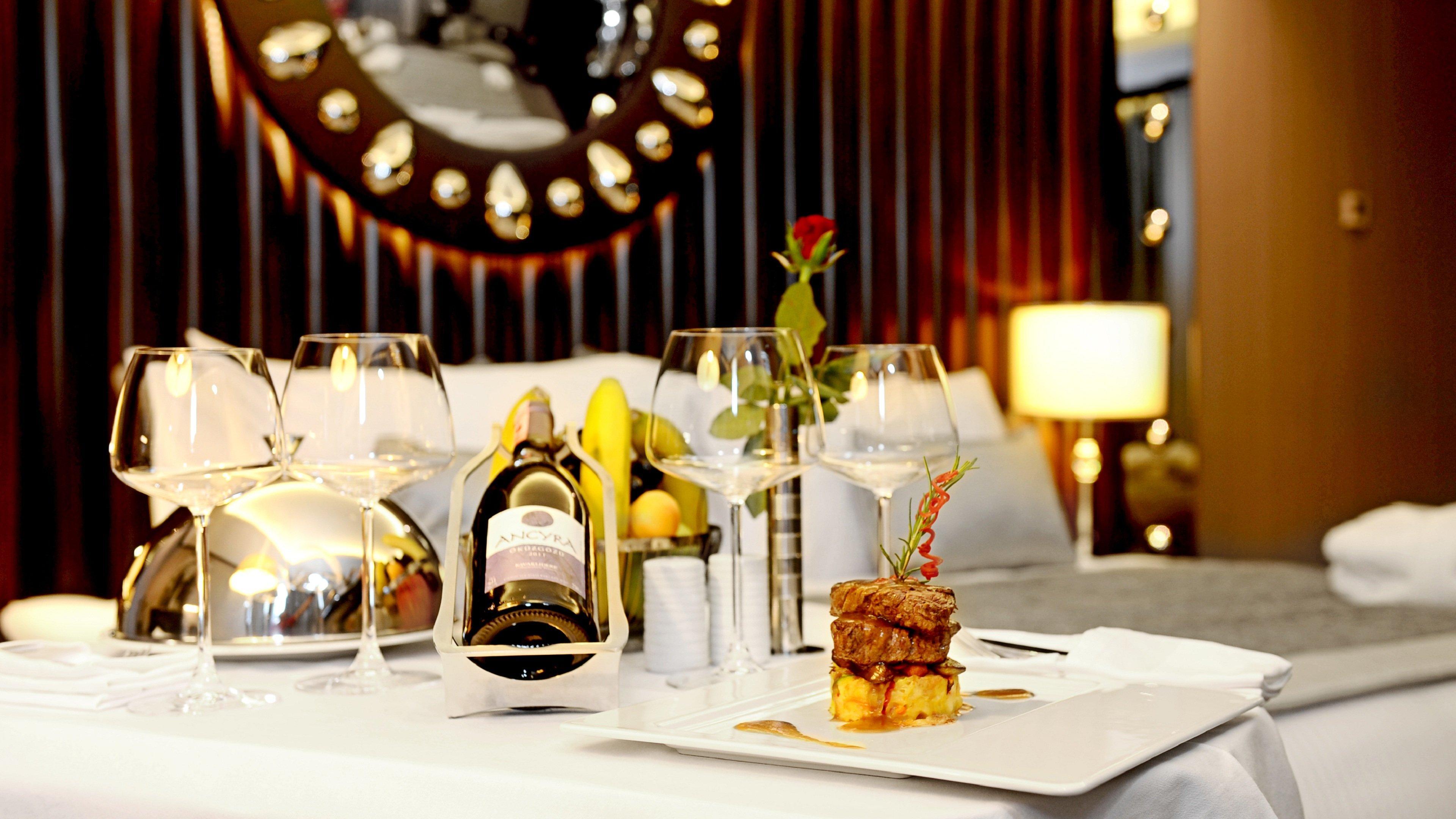 크라운 플라자 부르사 컨벤션 센터 앤드 테르말 스파 호텔 부루사 외부 사진 A table set for fine dining