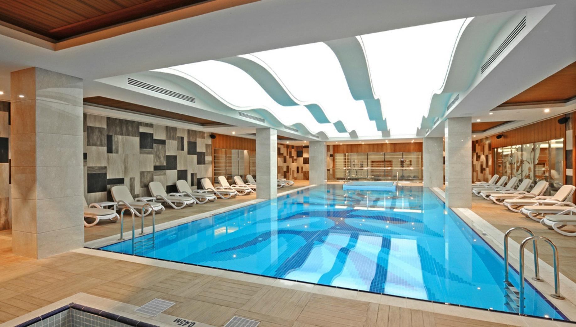 크라운 플라자 부르사 컨벤션 센터 앤드 테르말 스파 호텔 부루사 외부 사진 The swimming pool at the hotel