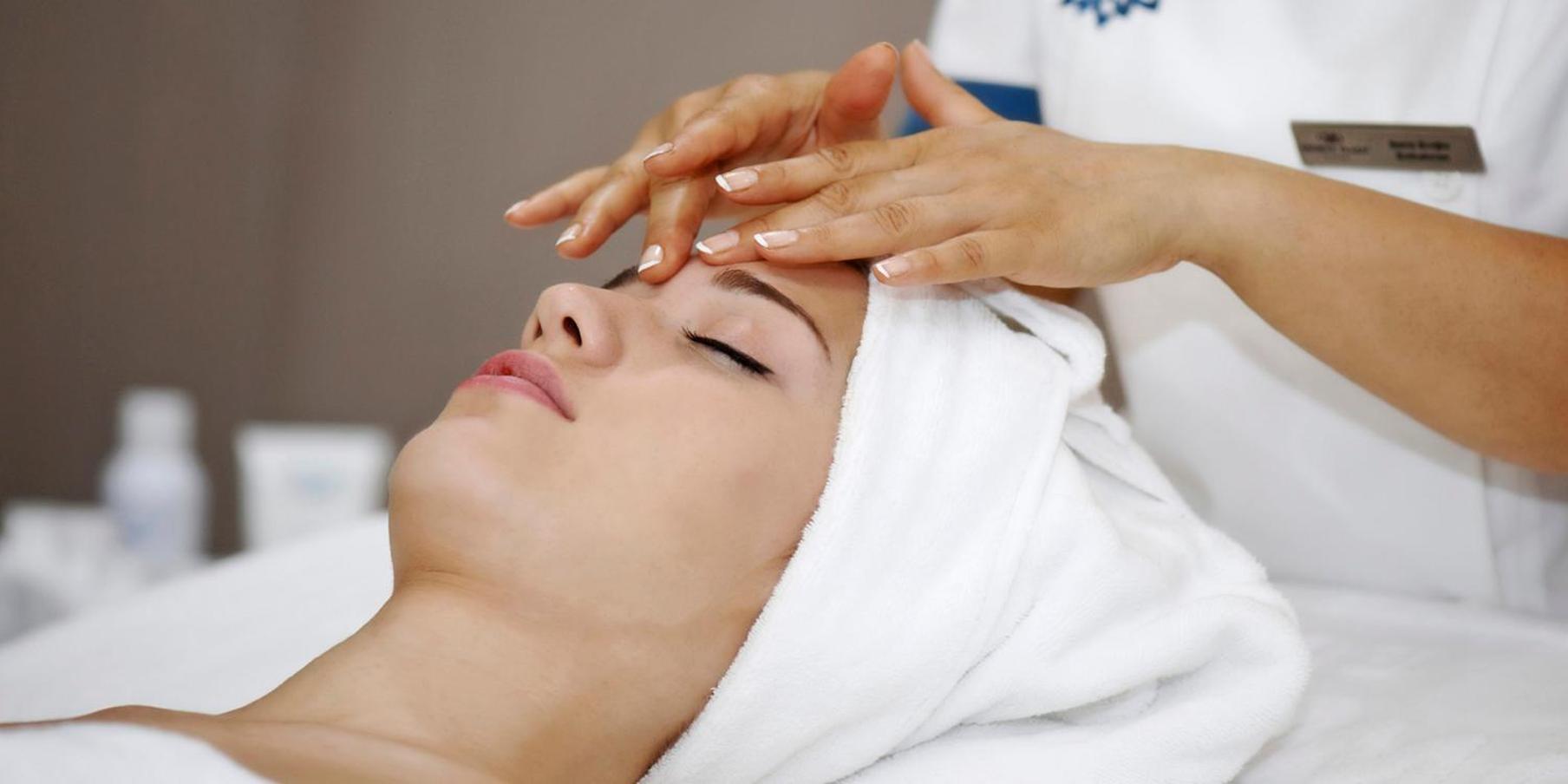 크라운 플라자 부르사 컨벤션 센터 앤드 테르말 스파 호텔 부루사 외부 사진 A woman receiving a facial